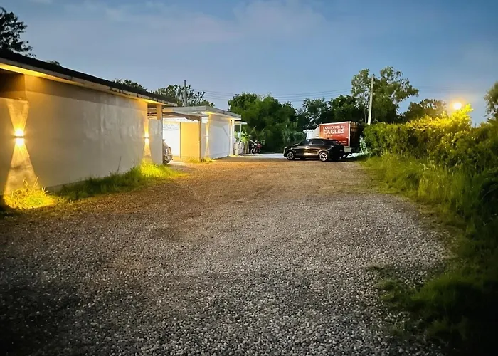 Apartment Quiet Retreat Near Airport & Access *