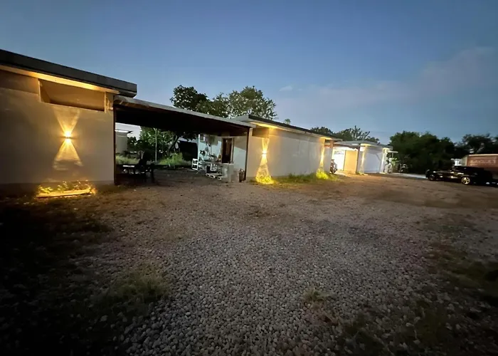 Apartment Quiet Retreat Near Airport & Access *