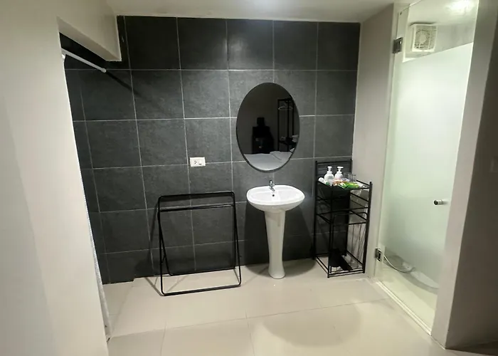 Apartment Quiet Retreat Near Airport & Access
